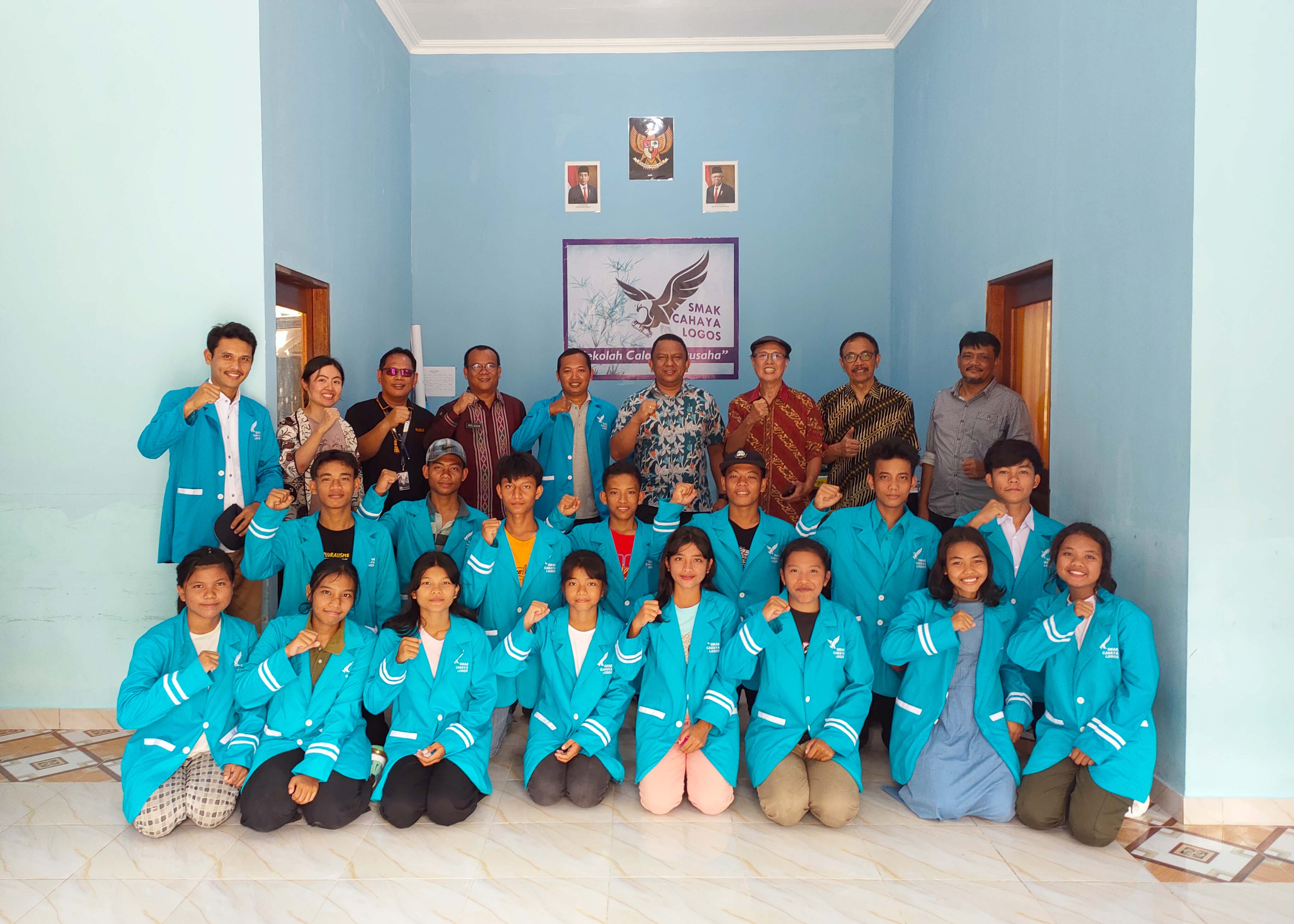 Siswa foto bersama