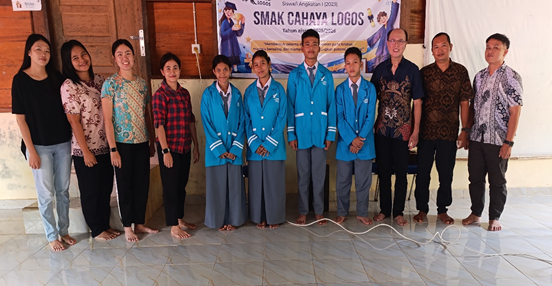 Penyematan Jas Almamater bagi siswa kelas X yang menyelesaikan MPLS